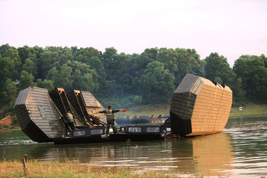 Cán bộ, chiến sĩ Lữ đoàn Công binh 299 điều khiển phà tự hành.