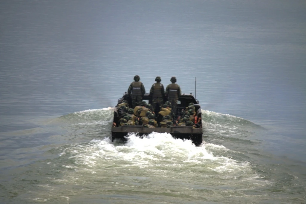 Xe lội nước chở bộ binh.