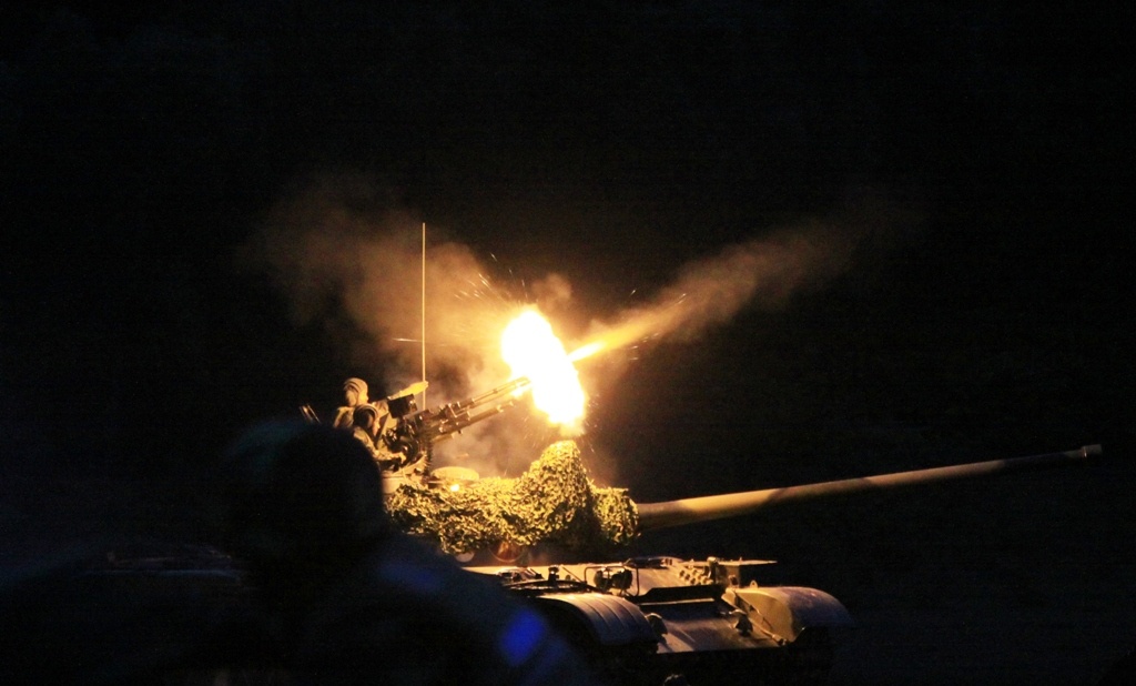 Vừa cơ động vượt sông, hỏa lực trên xe tăng vừa chế áp tiêu diệt mục tiêu.