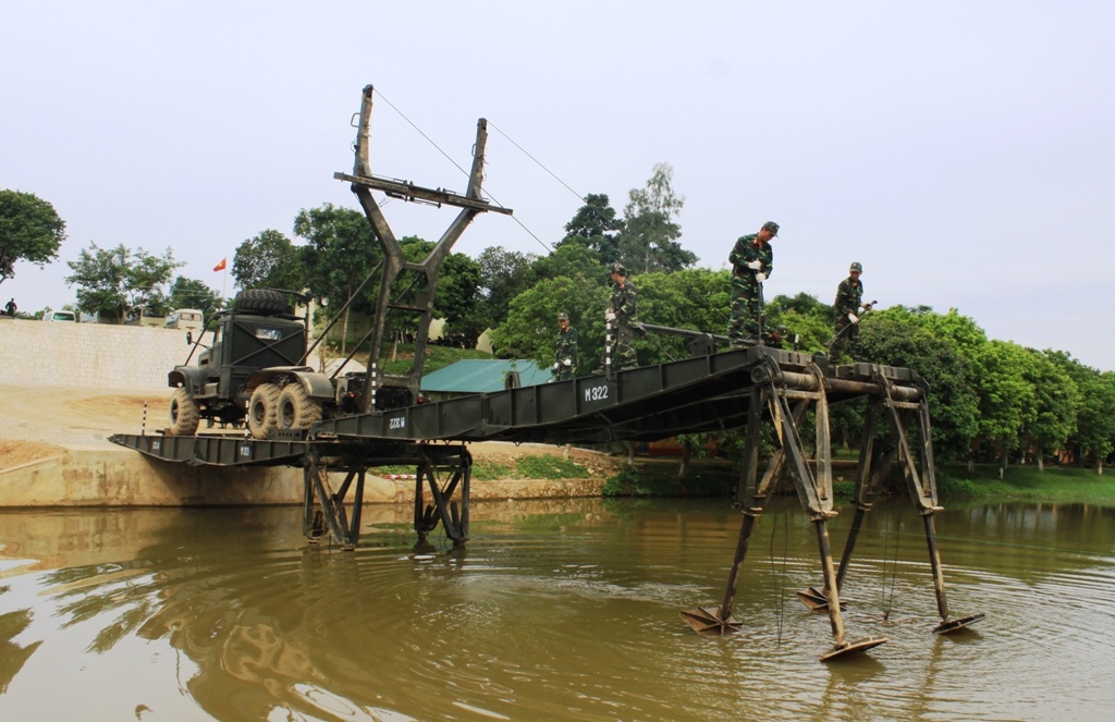 Cán bộ, chiến sĩ Lữ đoàn 299 thực hành ghép cầu bảo đảm cho các phương tiện vượt sông, vượt ngầm.