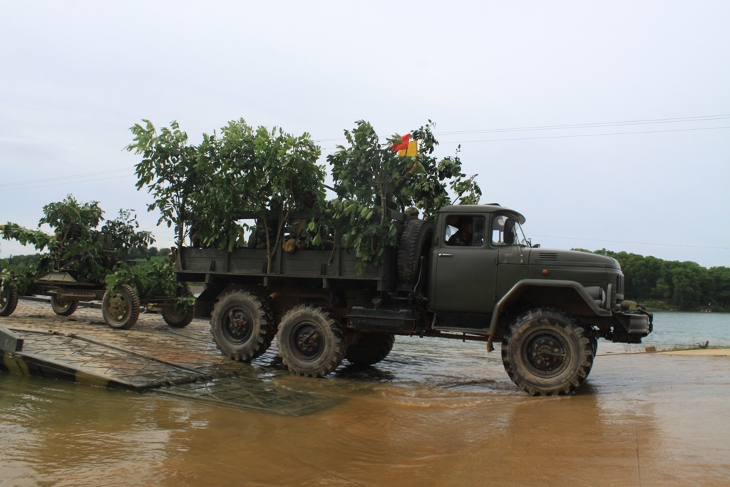 - Xe kéo pháo phòng không Lữ đoàn 241 qua cầu phao.
