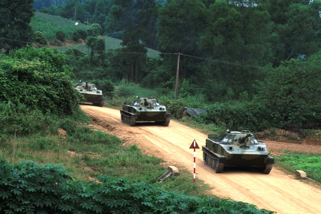 Xe tăng Lữ đoàn 202 hành quân vào bến vượt.