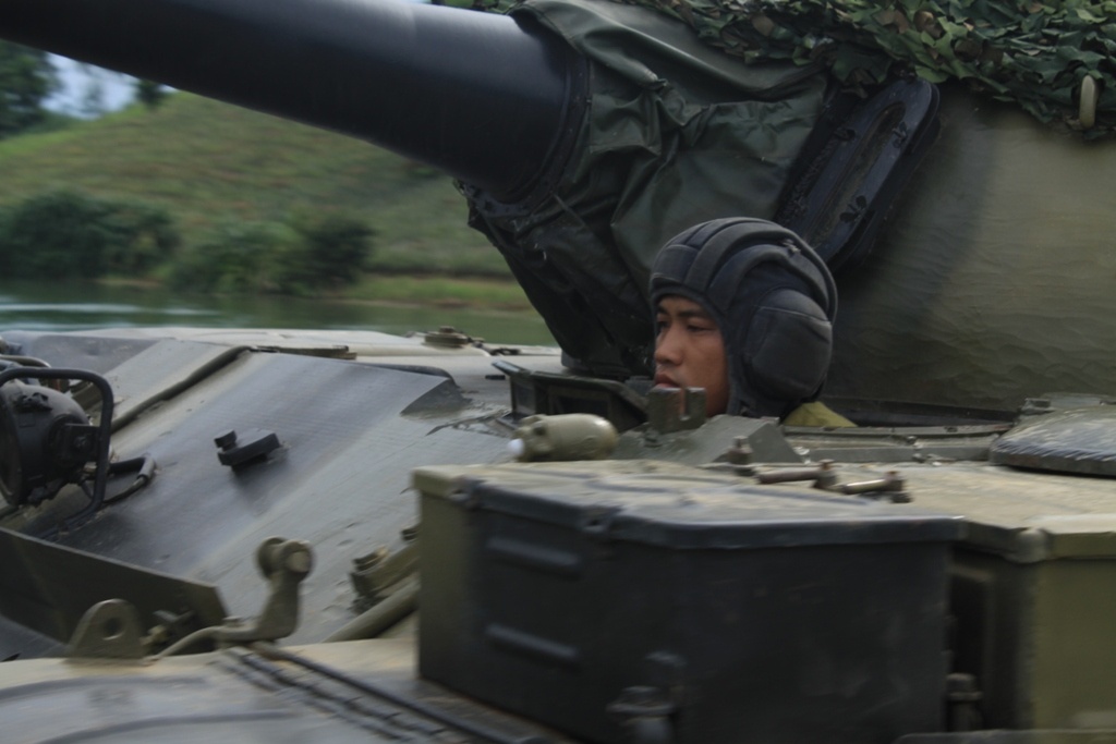 Xe tăng cơ động qua cầu phao.