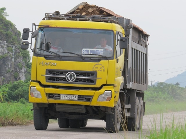 Ngươi dân 2 xã Gia Minh, Gia Đức, huyện Thủy Nguyên chưa hưởng trọn niềm vui vì có đường đường bê tông liên xã được làm mới. Tuyến đường dài 5km được đổ bê tông dày tới 30cm đã bị các xe tải cơi nới thùng chở đá, đất từ Quảng Ninh cung cấp cho 2 nhà máy xi măng tại thị trấn Minh Đức băm lát.