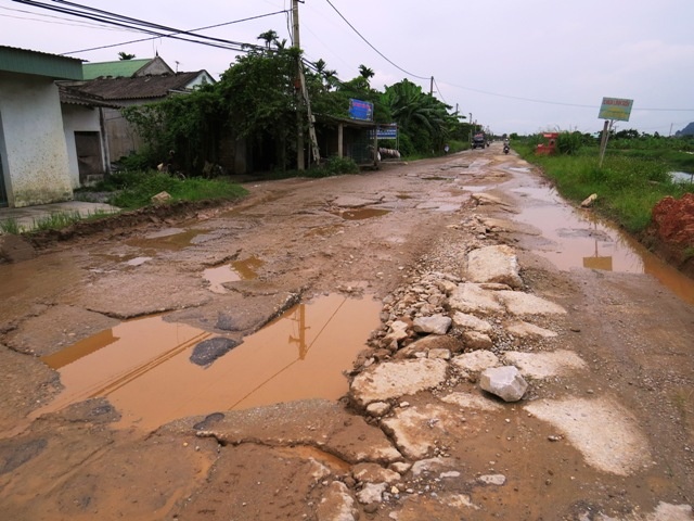 Riêng vấn đề xử lý các xe cơi nới thùng chở quá tải, Hải Phòng còn  xem nhẹ. Chính vì thế, không chỉ các tuyến quốc lộ 5, quốc lộ 10 mà các tuyến đường của Hải Phòng như: đường Phạm Văn Đồng, các tuyến đường liên huyện, liên xã đều đang bị xuống cấp, hư hỏng. 