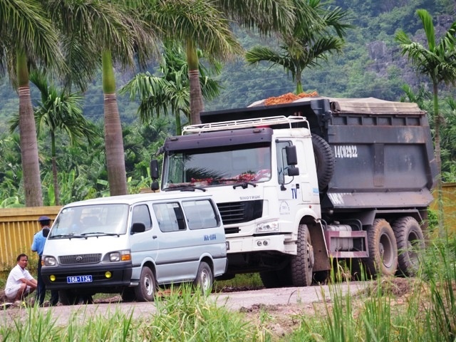 Mới đây, 3 chiếc xe tải cơi nới thùng biển Quảng Ninh chở đất cung cấp cho một đơn vị sản xuất gốm tại xã xã Gia Minh, huyện Thủy Nguyên đã bị lực lượng thanh tra giao thông Hải Phòng chặn lại. Không hiểu đoàn có lập biên bản xử phạt hay không mà sau đó ít phút, cả đoàn lên xe quay đầu ra về và đương nhiên 3 chiếc xe tiếp tục giao hàng.