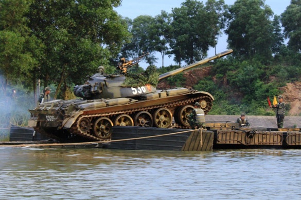 Xe tang, phao binh vuot song luyen tap tac chien hinh anh