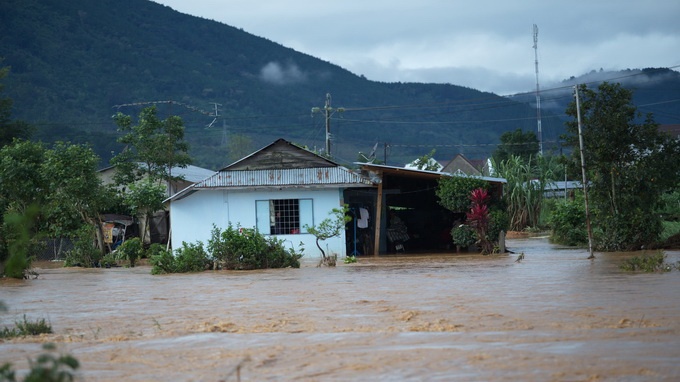 Xã Hiệp An là địa bàn giáp TP Đà Lạt và là một vùng chuyên canh rau hoa lớn.  Theo người dân sống trong khu vực, lũ tràn về khoảng 3 giờ và khoảng 6 giờ thì rút. Nước lũ dâng cao đột ngột trong vòng khoảng 20 phút khiến người dân trở tay không kịp.  Phòng giáo dục và đào tạo huyện Đức Trọng đã tạm đóng cửa hai trường trung học cơ sở và tiểu học Hiệp An trong buổi sáng 26-8 để bảo đảm an toàn cho học sinh.  Đến 7 giờ sáng cùng ngày, một số địa điểm thuộc quốc lộ 20 đoạn qua xã Hiệp An vẫn còn ngập.