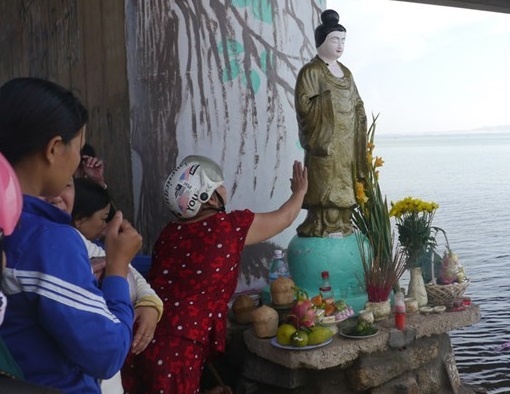 Nguoi dan do xo cung bai pho tuong la duoi gam cau hinh anh