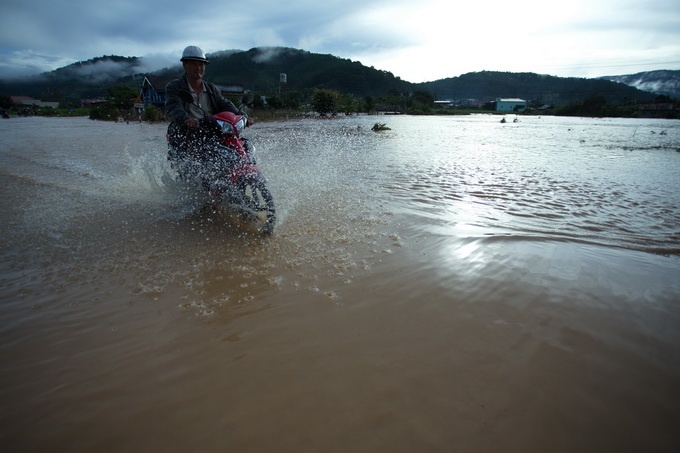 Bà Bùi Thị Hiền có nhà nằm cạnh bờ suối K’Rèn, ngay trong tâm lũ, cho biết chỉ sau 15 phút, nước đã tràn vào nhà, thêm mười phút sau nước đã ngập chạm mức cửa sổ (khoảng 1,2m) khiến gia đình bà không kịp di tản tài sản, toàn bộ xe máy trong nhà ngập sâu trong nước.