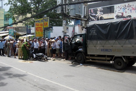 Do va phải cánh cửa xe tải nên nạn nhân ngã xuống đường bị một xe tải khác cán trúng gây tử vong