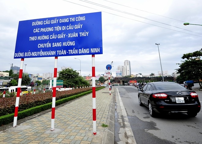 Nguoi dan o tuyen duong cam van co the di o to ve nha hinh anh