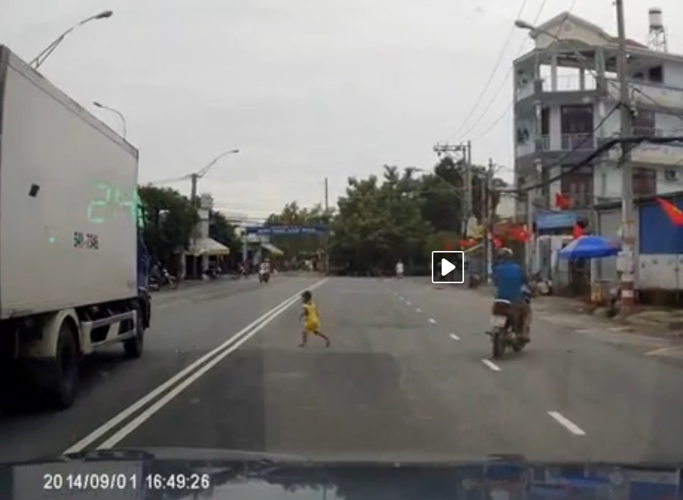 Chau be bang qua duong truoc dau oto tai hinh anh