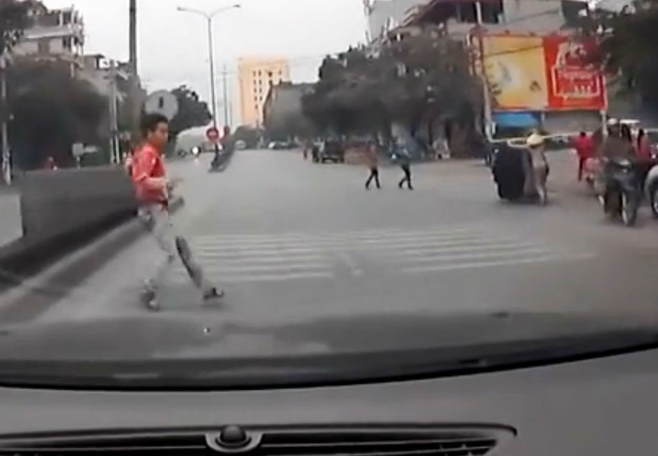 Nam thanh nien bi oto can vi lao qua duong hinh anh