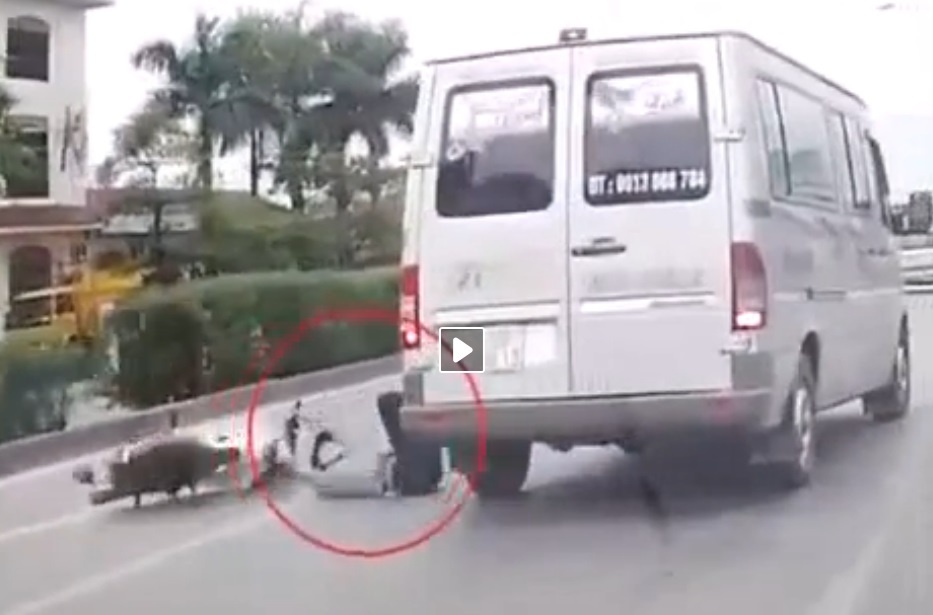 Nga nhao tren duong vi vuot den do va cham voi oto hinh anh