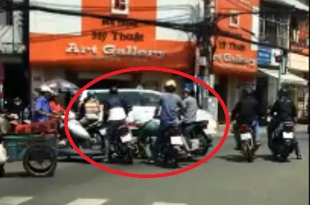 Doi nam nu dung canh lai xe cuop giat tren pho hinh anh