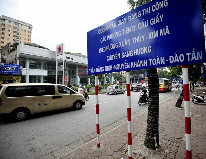 Sang 30/8 cam oto tren tuyen duong huyet mach thu do hinh anh