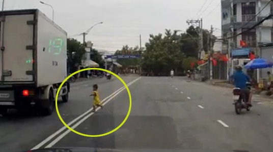 Clip nhung pha thach thuc tu than truoc dau o to hinh anh