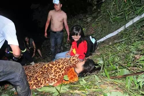 Nguoi dau tien lao xuong day vuc de cuu ho xe khach hinh anh