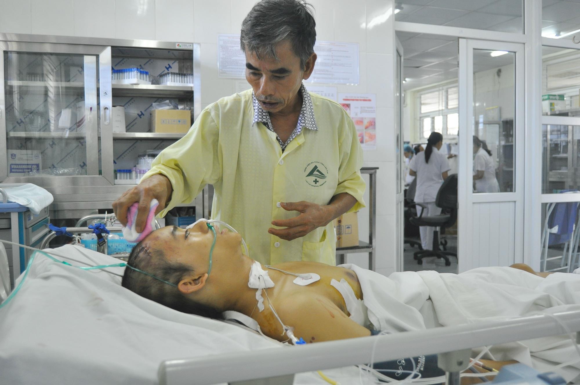 Nan nhan xe lao xuong vuc am anh phut keu cuu hinh anh