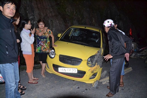 Chiếc xe Kia moning va chạm cùng xe khách nằm bên vệ đường quốc lộ 4D.