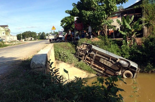 Thông tin từ đường dây nóng VietNamNet cung cấp, vụ tai nạn xảy ra vào khoảng 15h ngày 6/9, trên tuyến QL15 đoạn qua xã Nam Nghĩa, Nam Đàn (Nghệ An).