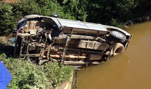 Xe 7 cho lao xuong cong, 4 nguoi thoat chet hinh anh