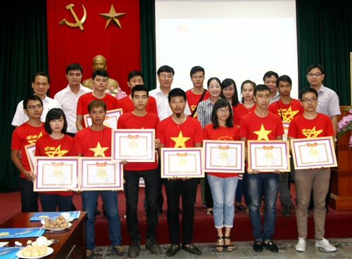 Tuyen duong 16 thanh nien cuu nan vu xe khach lao xuong vuc hinh anh