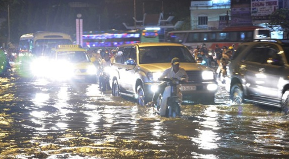 Duong Sai Gon bien thanh song, giao thong roi loan hinh anh