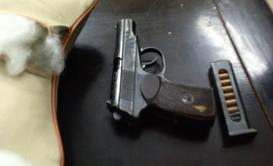 Bat ke nhoi sung vao goi ngoi tren o to dao pho hinh anh