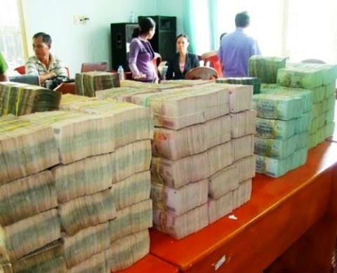 Buon lau hon 18 ty dong qua bien gioi hinh anh