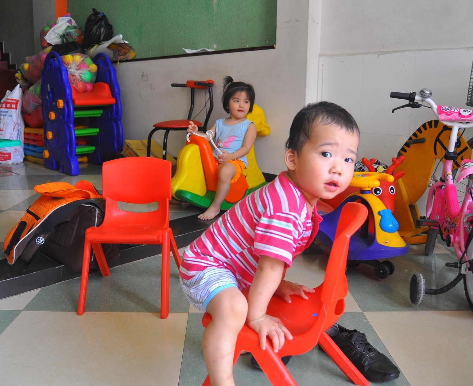 Nha nghieng 65 cm bi dinh chi nhieu lan nhung van giu tre hinh anh