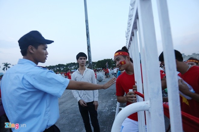 Mua ve gia 'cat co' ma khong co cho ngoi tren san My Dinh hinh anh