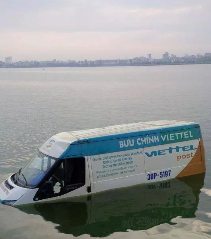 Chiếc xe ô tô lao xuống hồ Tây sáng 15/9.