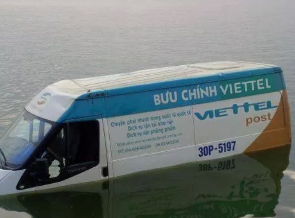 Xe 'Buu chinh Viettel' noi lenh benh tren ho Tay hinh anh