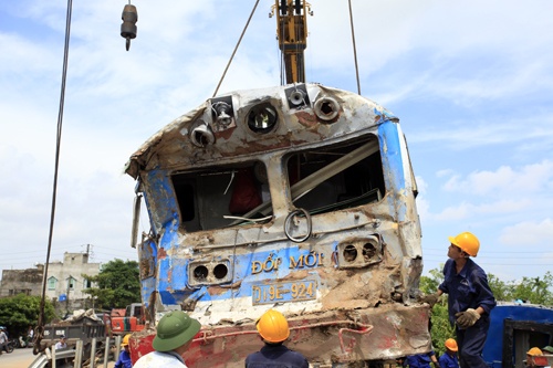 Cau 100 tan dua dau tau tro lai ray sau vu dam container hinh anh
