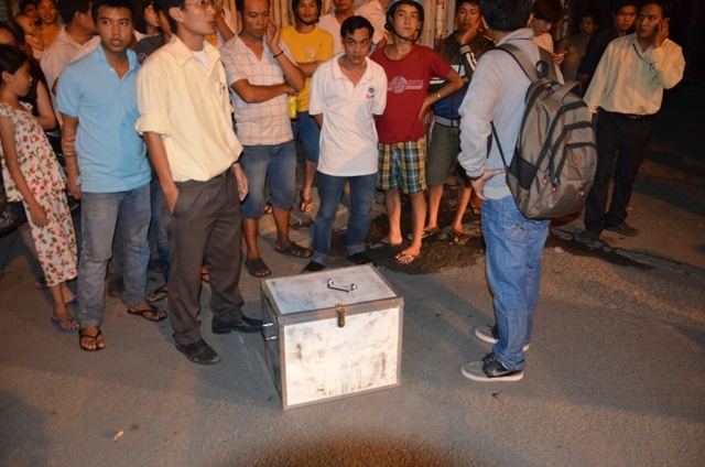 Thiết bị được đóng trong thùng kín sau khi được thu hồi trong sự vui mừng của người dân trong hẻm 111 đường Vườn Lài.