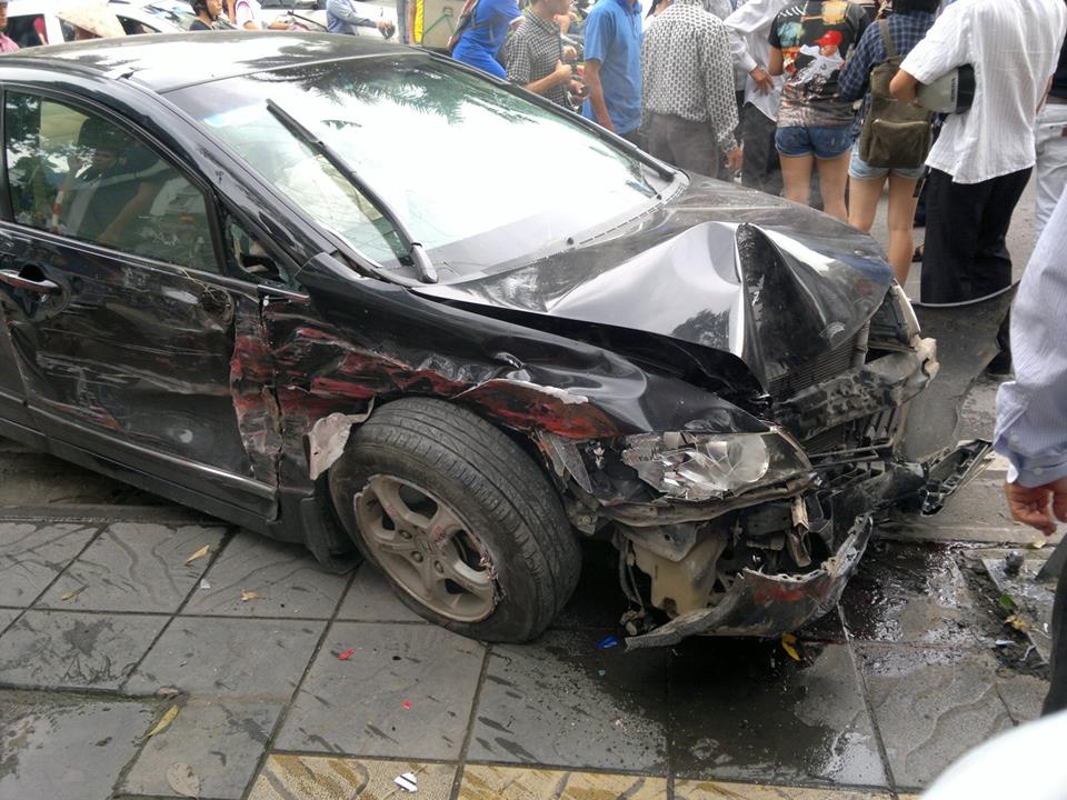 Nu tai xe tong xe lien hoan tren pho hinh anh