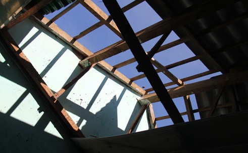 Tron duoi gam giuong khi loc xoay do tung mai ngoi hinh anh