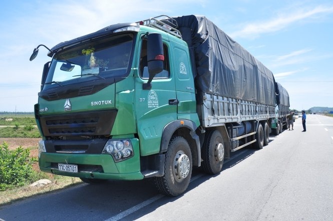 Lao thang xe vao canh sat de vuot tram can hinh anh
