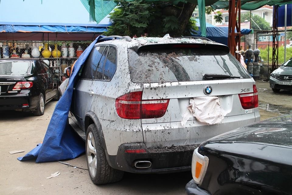 Còn tại bãi xe, nhiều ôtô không kịp đưa ra ngoài đã bị lửa táp hoặc kính vỡ rơi xuống.