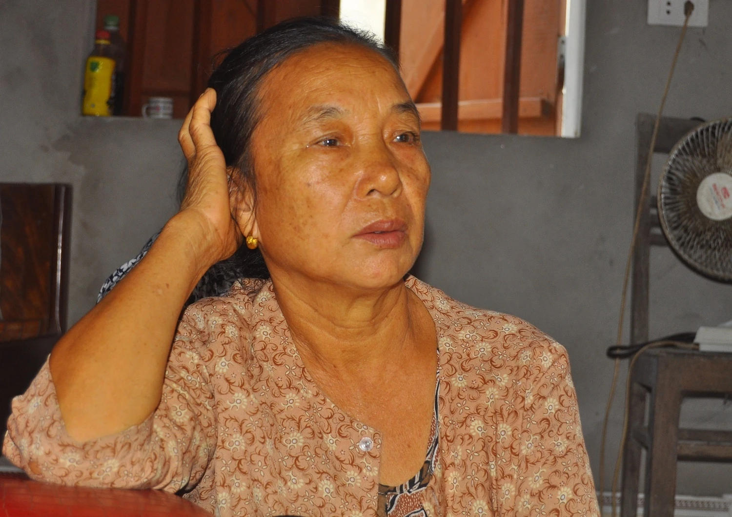 Bà Nguyễn Thị Thoa (65 tuổi, mẹ đẻ Công) đau xót kể lại. Ảnh: Hoàn Nguyễn