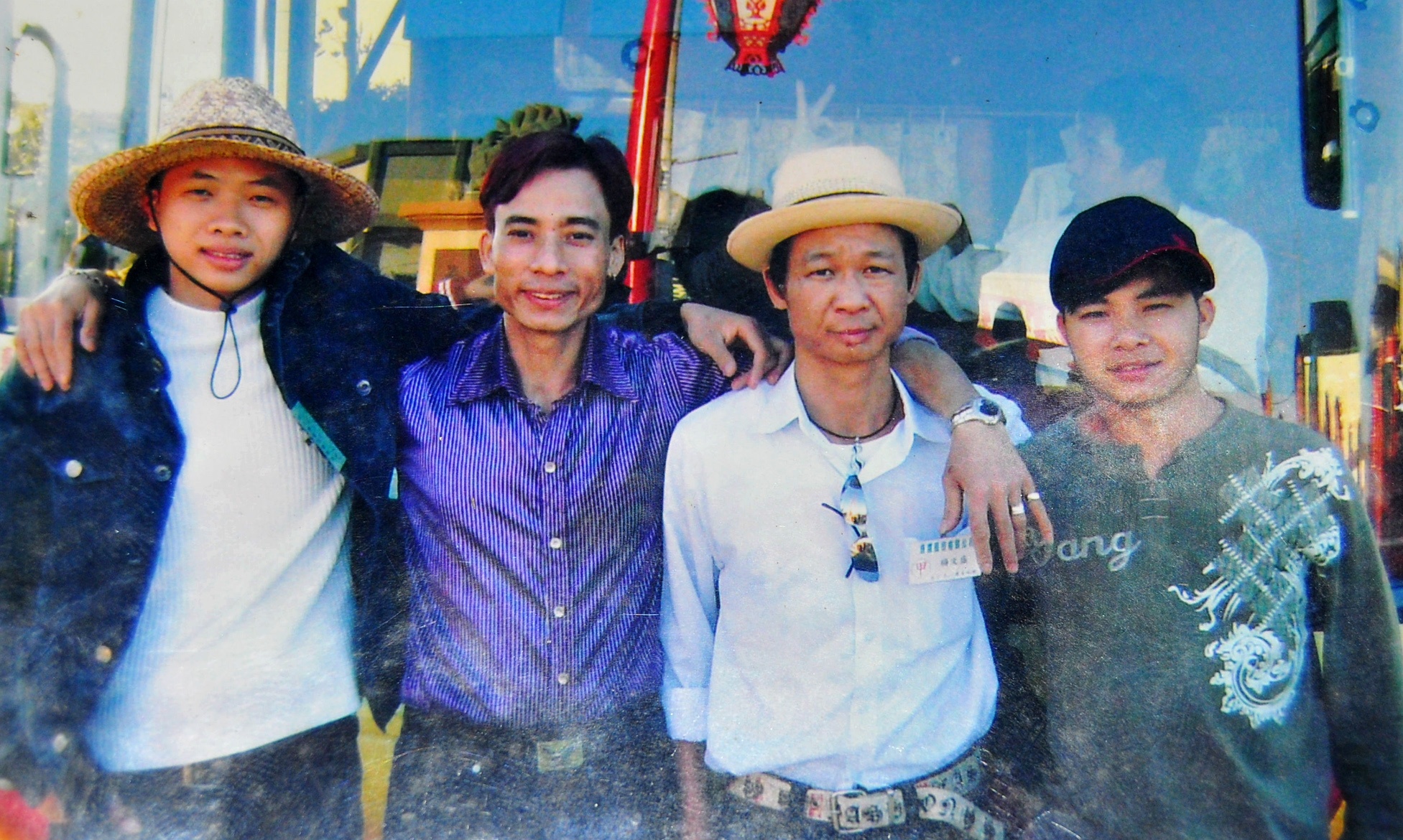 Bức hình lưu niệm của Trần Ngọc Công (bên phải ngoài cùng) với bạn bè ở nơi xa xứ. Ảnh: gia đình cung cấp.