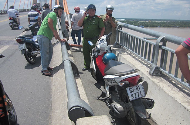 Thieu nu lai xe may len cau tu van hinh anh