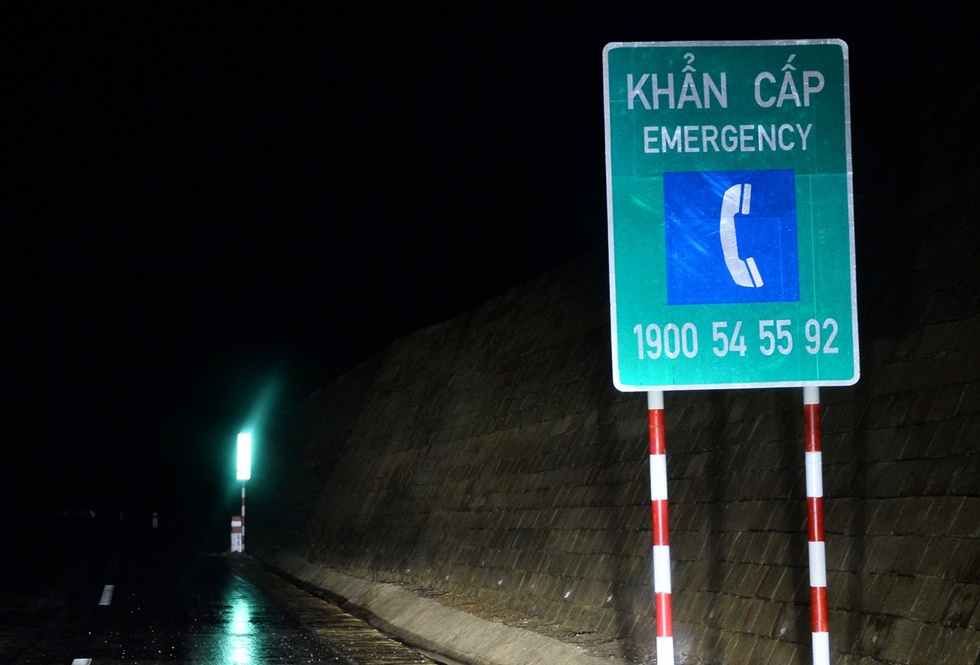 Cuu ho 'chat chem' tren tuyen cao toc dai nhat Viet Nam hinh anh