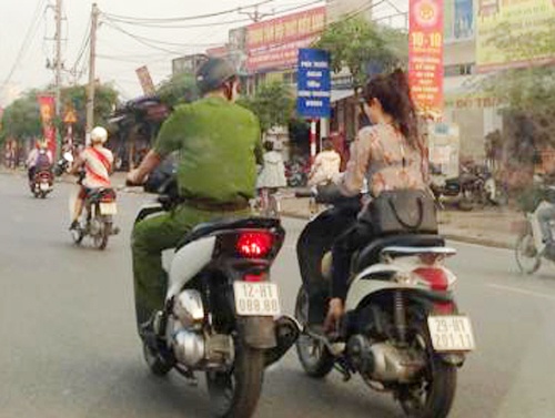 Mac canh phuc di SH khong guong canh co gai dau tran hinh anh