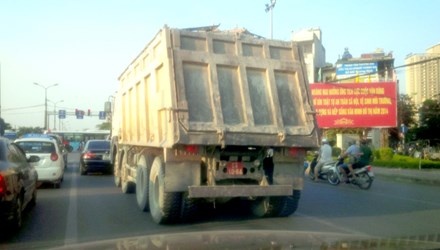 Xe 'ho vo' ngang doc giua thu do hinh anh