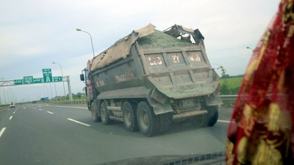 Xe tải chở cát trên đại lộ Thăng Long (Ảnh chụp ngày 25/9)