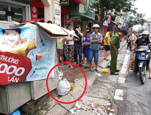 Con trai phat hien bo chet guc dau trong sot rac hinh anh