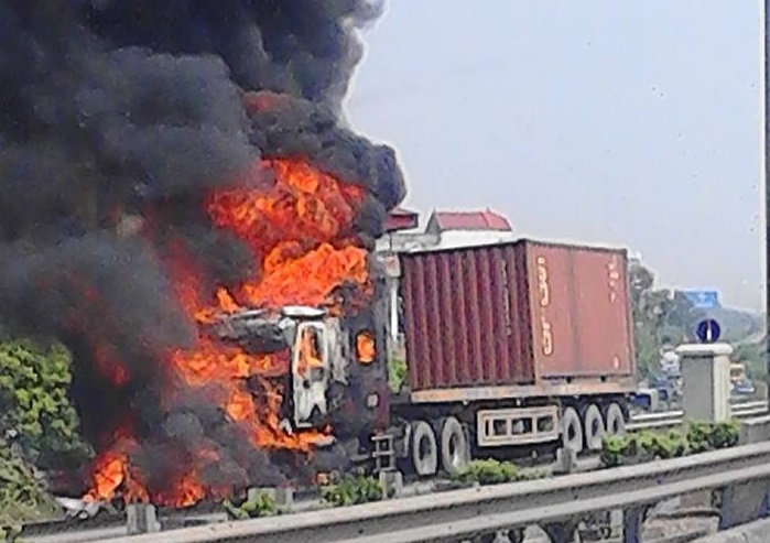 Xe container boc chay ngun ngut, tai xe bo chay hinh anh